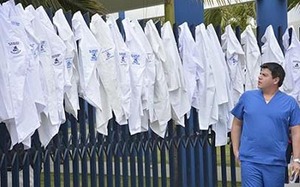 Médicos protestan colgando mandiles