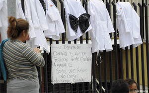 Médicos protestan colgando mandiles