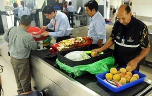 Ecuador sorprende a migrantes con impuestos