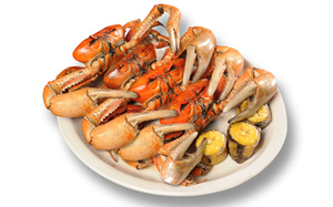 El plato más popular es el cangrejo criollo que se acompaña con la salsa tradicional y no puede faltar la cerveza.