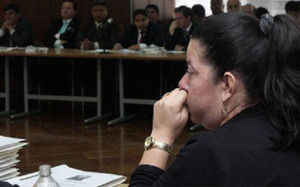Familiares de las víctimas durante la revisión del caso