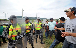 Policía ecuatoriana durante los desalojos en el Monte Sinaí