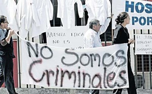 Médicos protestan por reforma del código penal
