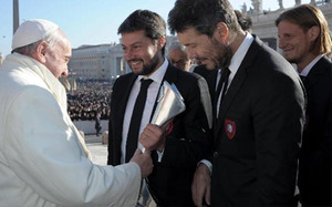 El papa recibe obsequio del club San Lorenzo