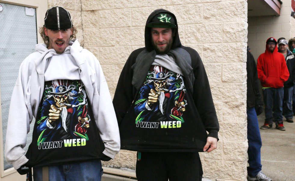 Mark Gordon (i) y Ryan Perry muestran sus camisetas donde se puede leer "I Want Weed" antes de comprar marihuana en Northglenn, Colorado, estado en donde la droga fue legalizada y distribuida desde el 1 de enero del 2014.