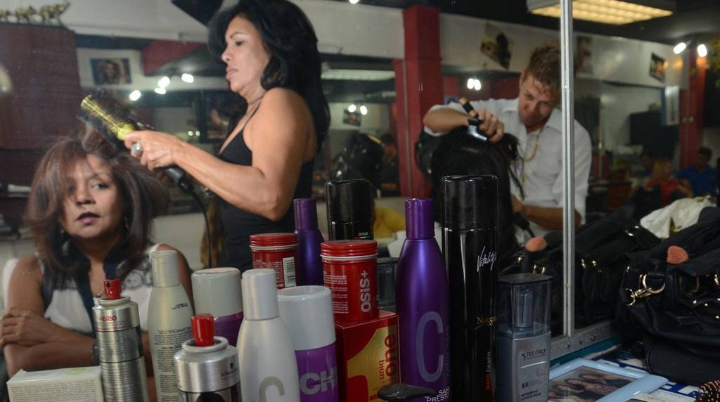 La mayoría de los productos para el cabello usados por peluqueros del país, son importados.