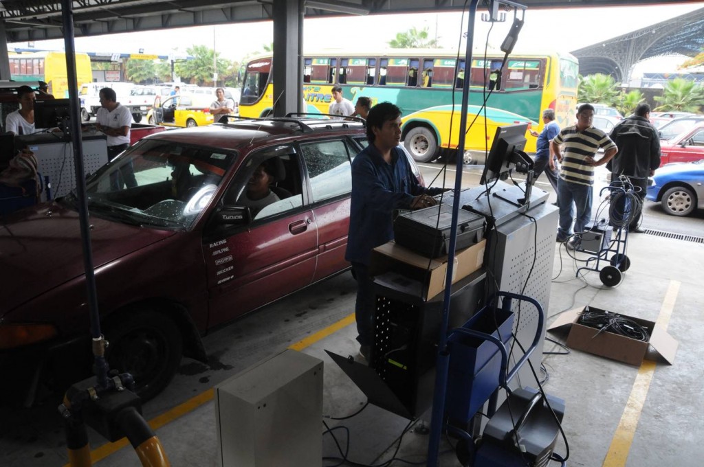 Autos siendo revisados.