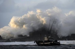 Norte de España en alerta máxima por olas de 17 metros