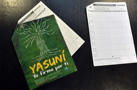 En la izquierda: el formulario del grupo Yasunidos. En la derecha: el formato correcto entregado por el CNE.