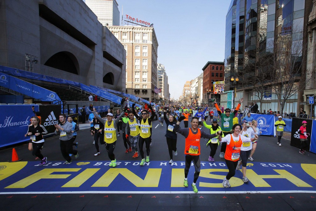 Aficionados a las carreras animan cerca de la línea de meta en la 118 ª maratón de Boston este lunes. La carrera comenzó con un minuto de silencio por los muertos y heridos en los bombardeos durante el evento de hace un año.