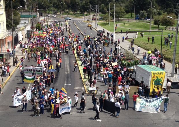 Ayer el coletivo YASunidos marchó al CNE y entregó más de 700.000 firmas de apoyo.
