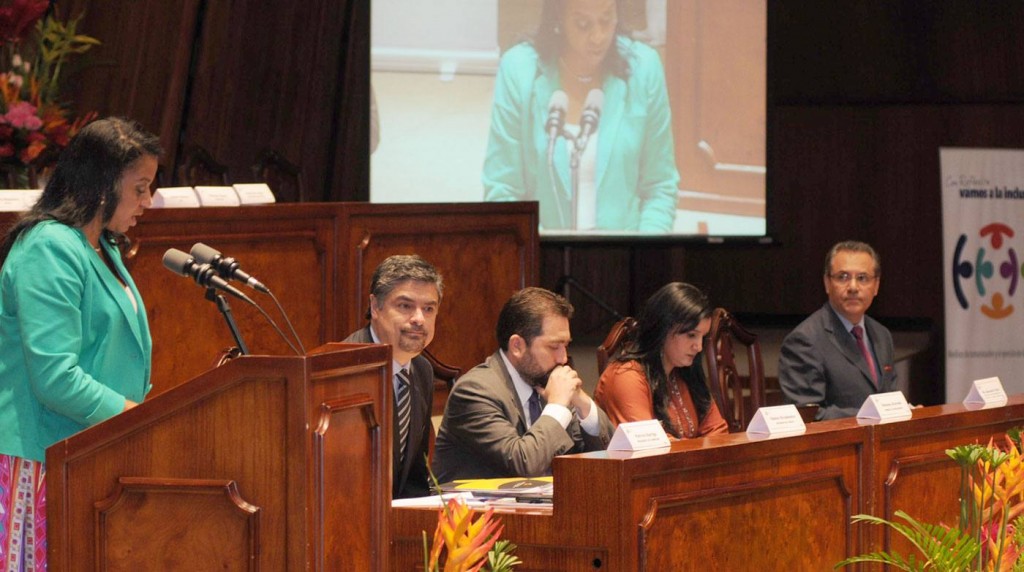 De izquierda a derecha: Alexandra Ocles, Patricio Barriga, Ramiro Rivadeneira, Rosana Alvarado y Carlos Ochoa, reunidos el pasado miércoles.
