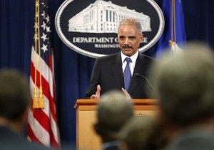 El fiscal general de EEUU, Eric Holder, atiende a los medios, el martes en Washington. JONATHAN ERNST | REUTERS