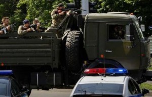 Un camión con milicianos prorrusos se dirige al aeropuerto de Donetsk. Foto: REUTERS