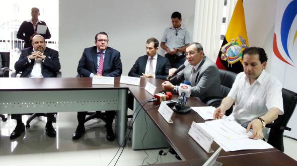 Víctor Villacrés (der) se reunió con varios empresarios de promotoras inmobiliarias.