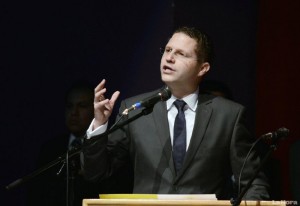 minuto-de-silencio-por-muerte-de-alcalde-de-muisne-en-entreg-20140512040930-a0e910bd23cd33cc6c094ed15fb4cabb