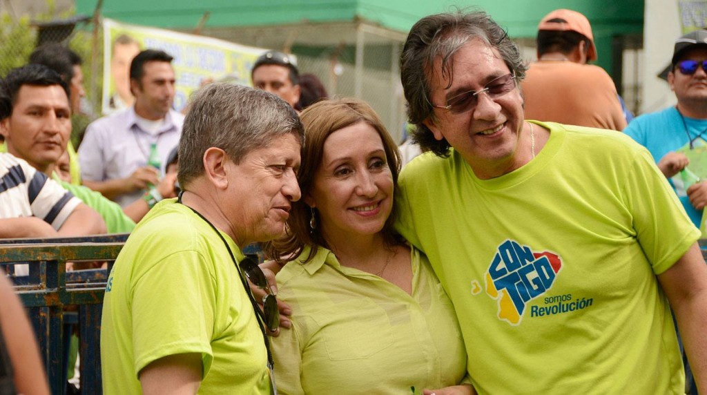 Doris Soliz (m) fue escogida como nueva secretaria ejecutiva del movimiento AP, en reemplazo de Galo Mora (d).