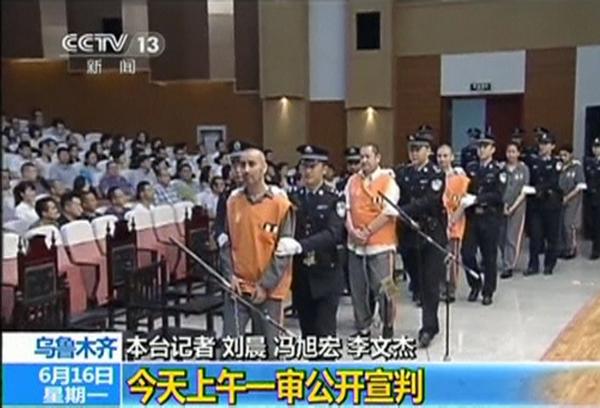 Toma del video del juicio contra tres personas condenadas a muerte por su participación en un ataque terrorista en octubre pasado, en el borde de la plaza Tiananmen de Beijing.