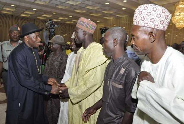 El presidente Goodluck Jonathan se reunió el martes con los padres de las 219 estudiantes nigerianas secuestradas y algunas compañeras de clase que lograron escapar de los extremistas islámicos.