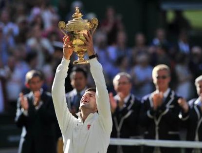Djokovic alzando el trofeo de Wimbledon. Foto: AFP