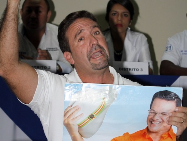 Así me digan que me van a meter preso, yo no tengo temor a esta gente. Conmigo eso no funciona. Yo seguiré diciendo la corrupción de esta Prefectura que se lleva los recursos de todos, aseguró Monge en Radio Santiago en enero pasado.