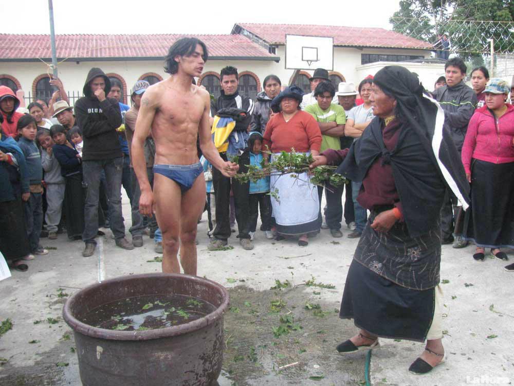 Las comunidades indígenas en Ecuador castigan a su gente con baños de agua helada y latigazos.