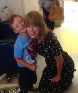 taylor-swift-visits-ill-fan-visita-fan-enfermo