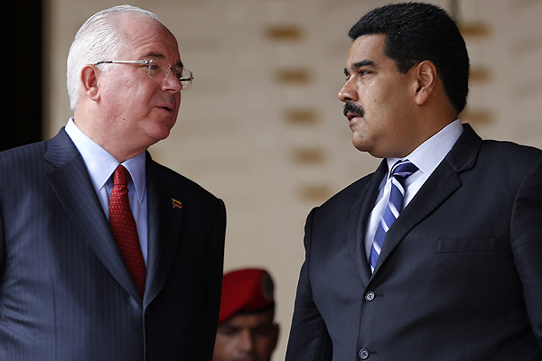 El canciller venezolano, Rafael Ramírez (izq), junto a Nicolás Maduro.