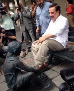 ECUADOR--Nebot-defiende-estatua-de-ni-ntilde-o-betunero