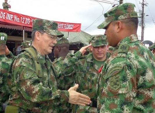 El gobierno colombiano aguarda la liberación del brigadier general Rubén Alzate. (izq)