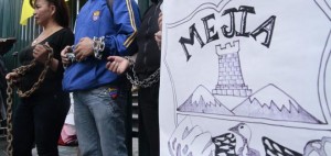 padres-alumnos-mejia-protesta