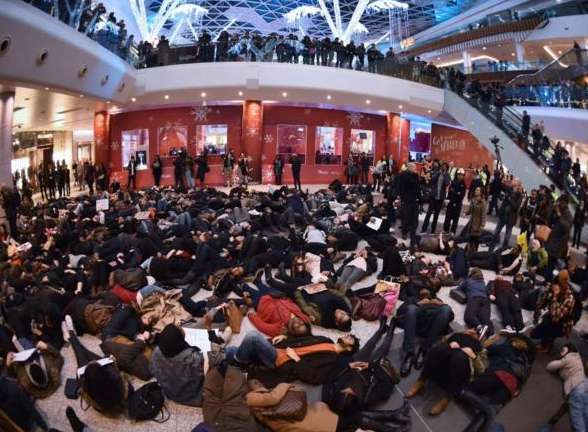 Manifestantes en un centro comercial por la muerte de Garner. AFP