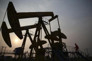 Un trabajador examina una extractora de petróleo en un campo de PetroChina en Panjin