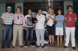 Ab. Ãlvaro Noboa sosteniendo la copa acompañdo de su esposa, hijos y amigos.