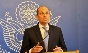 Adam Namm, embajador de los EE.UU. en Ecuador durante una conferencia de prensa.