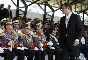 RAFAEL_CORREA_Y_LOS_MILITARES_ECUADORTIMES.NET
