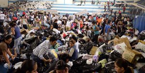 Guayaquil 18 de Abril del 2016 En el Coliceo Abel Jimenez Parra, la GobernaciÃn del Guayas clasificÃ donativos, para enviar a los dannificado del terremoto en ManabÃ  Ronny Zambrano  -----