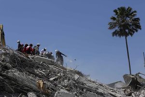 Rescue workers search for survivors at the Royal Hotel that collapsed during the earthquake in Pedernales, Ecuador, Tuesday, April 19, 2016. The strongest earthquake to hit Ecuador in decades flattened buildings and buckled highways along its Pacific coast, sending the Andean nation into a state of emergency. (AP Photo/Dolores Ochoa) -----