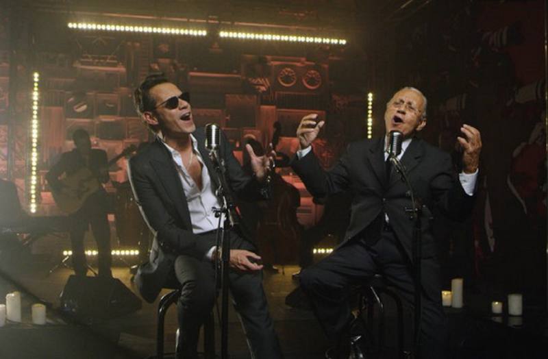 marc-anthony-y-padre-cantan-tema-ecuatoriano
