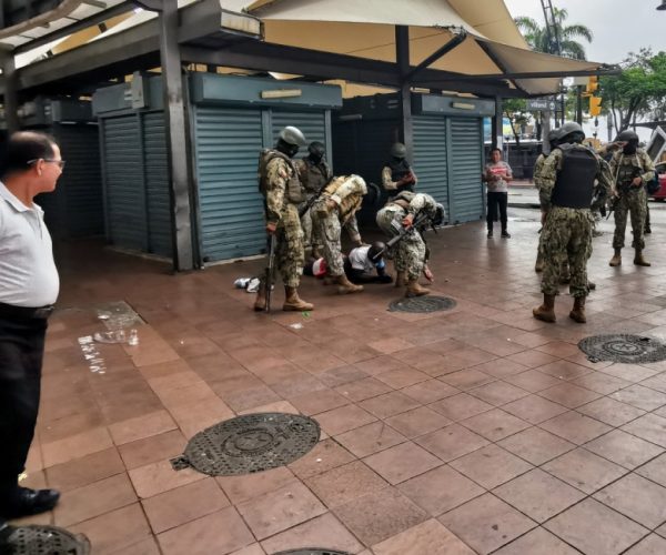 ecuador-times-ecuador-news-on-the-hunt-for-tattoos-this-is-what-the-military-checkpoints-are-like-in-guayaquil