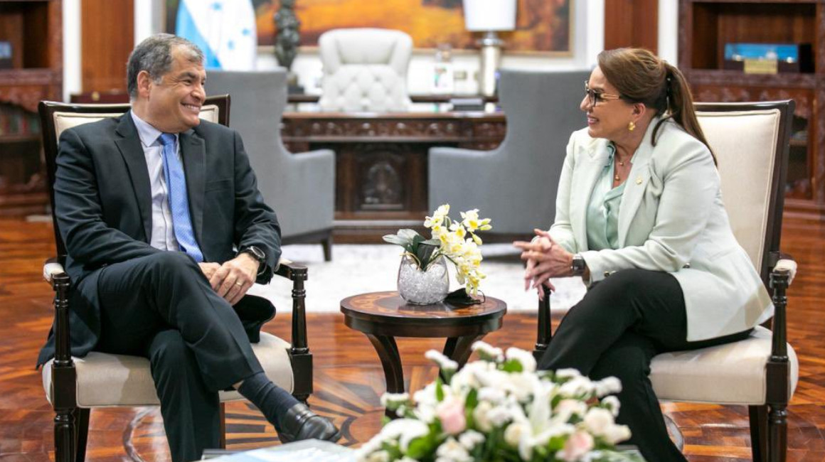 ecuador-times-ecuador-news-rafael-correa-lobbies-to-achieve-sanctions-against-ecuador-and-fuel-the-crisis-with-mexico