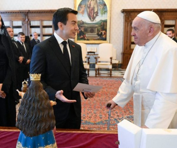 ecuador-times-ecuador-news-noboa-told-pope-francis-that-he-will-continue-fighting-and-gave-him-an-image-of-the-virgin-of-the-swan