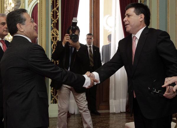 José Núñez greets President of Paraguay Horacio Cartes (right).