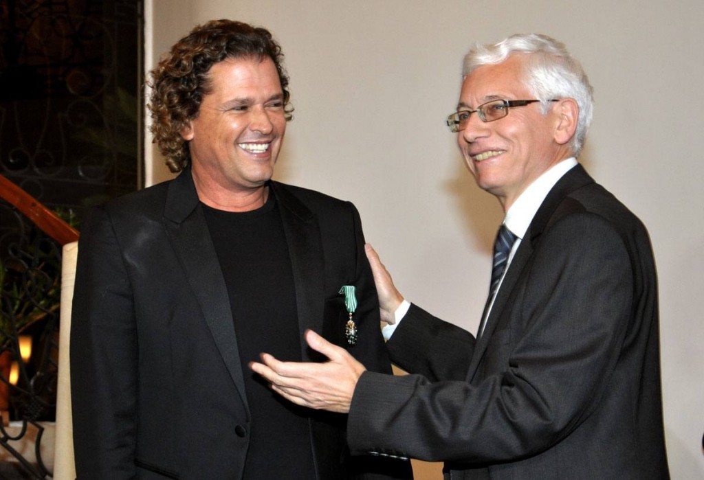Carlos Vives and French ambassador in Colombia, Jean-Marc Lafort.