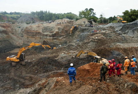 Rescue workers look for possible survivors of the accident in the illegal gold mine of Santander de Quilichao.