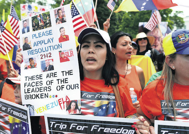 Venezuelan people in the U.S. support the initiative of punishing Venezuelan officials.