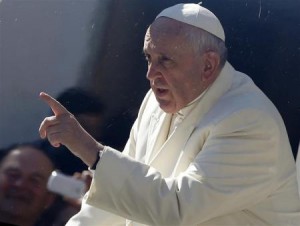 El Papa Francisco gesticula a su llegada a su audiencia general de los miércoles en la plaza San Pedro en el Vaticano, abr 16 2014