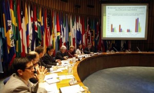 The Executive Secretary of ECLAC, Alicia Barcena (center), the Director of the International Trade and Integration Division , Osvaldo Rosales (center), and the Deputy Executive Secretary of ECLAC, Antonio Prado (left) participate in the presentation of the evolution of international trade in Latin America and the Caribbean in 2014, in the ECLAC headquarters in Santiago (Chile). EFE