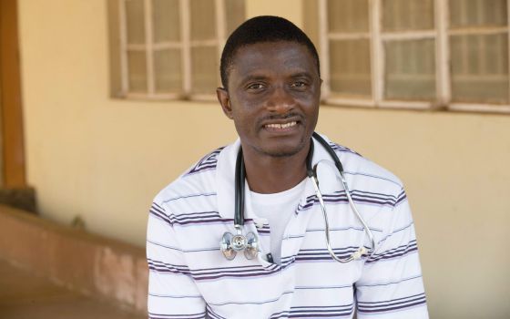 El médico Martin Salia en el hospital de Freetown donde trabajaba. EFE