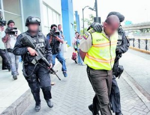 Police agents involved with drug trafficking are detained.